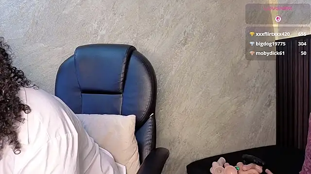 Snapshot of tanisha__lux chatting on April 12, 11:32 pm tanisha lux online show from April 12, 11:32 pm
