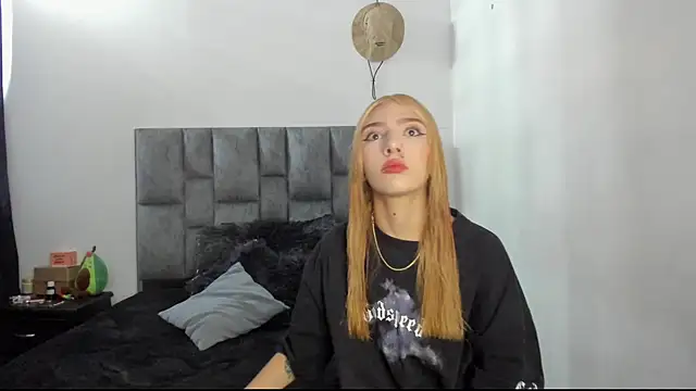 Snapshot of emily_pons chatting on January 9, 3:04 pm emily pons online show from January 9, 3:04 pm