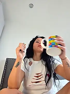 Snapshot of QueenMary80 chatting on January 13, 10:20 am QueenMary80 online show from January 13, 10:20 am