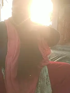 momo loves online show from February 8, 10:29 am