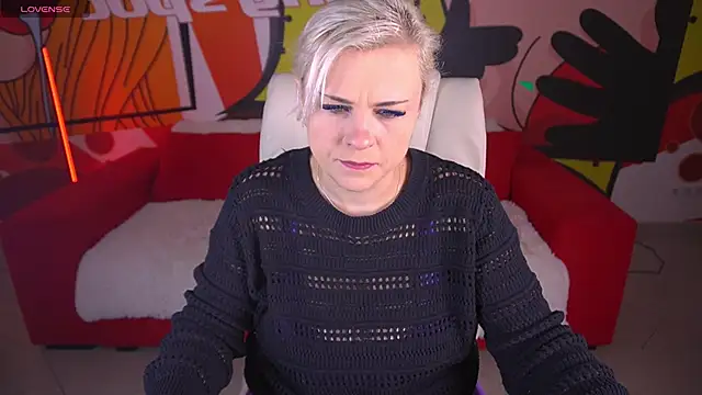 Snapshot of CrystalVibe chatting on March 6, 6:32 am CrystalVibe online show from March 6, 6:32 am