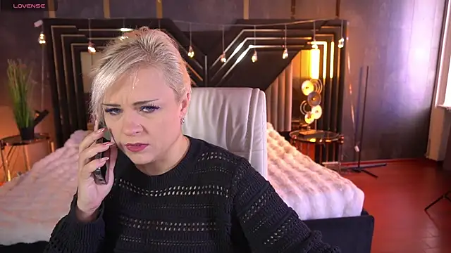 Snapshot of CrystalVibe chatting on March 8, 6:17 am CrystalVibe online show from March 8, 6:17 am