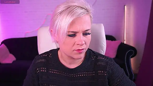 Snapshot of CrystalVibe chatting on March 12, 6:52 am CrystalVibe online show from March 12, 6:52 am