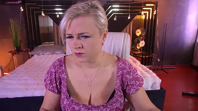 Snapshot of CrystalVibe chatting on March 15, 6:19 am CrystalVibe online show from March 15, 6:19 am