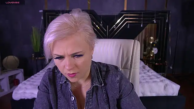 Snapshot of CrystalVibe chatting on March 17, 6:28 am CrystalVibe online show from March 17, 6:28 am