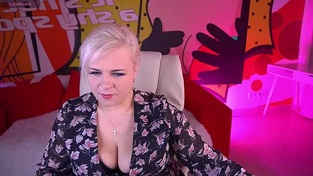 Snapshot of CrystalVibe chatting on March 28, 6:35 am CrystalVibe online show from March 28, 6:35 am