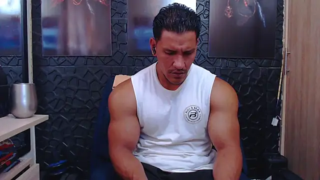 Snapshot of viktor_herrera chatting on April 17, 5:49 pm viktor herrera online show from April 17, 5:49 pm