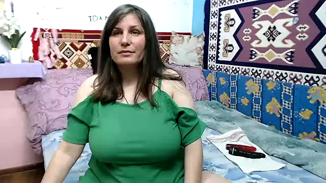 Snapshot of Adelinemilf chatting on April 19, 5:01 pm Adelinemilf online show from April 19, 5:01 pm
