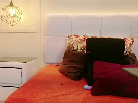 EvelynMoore   online show from February 6, 7:39 pm