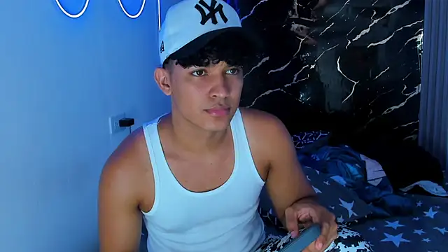 Snapshot of jamescurly00 chatting on January 6, 10:01 pm jamescurly00 online show from January 6, 10:01 pm