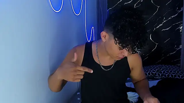 Snapshot of jamescurly00 chatting on January 8, 11:07 pm jamescurly00 online show from January 8, 11:07 pm