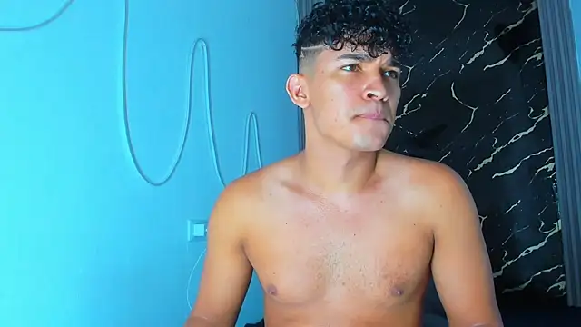 Snapshot of jamescurly00 chatting on January 19, 1:20 am jamescurly00 online show from January 19, 1:20 am