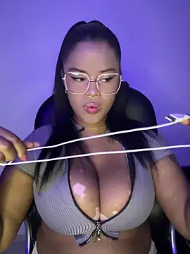 Snapshot of Antonella_03s chatting on May 2, 5:23 am Antonella 03s online show from May 2, 5:23 am