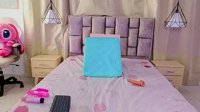 Snapshot of scarlettjohnson_ chatting on March 10, 1:05 pm scarlettjohnson online show from March 10, 1:05 pm