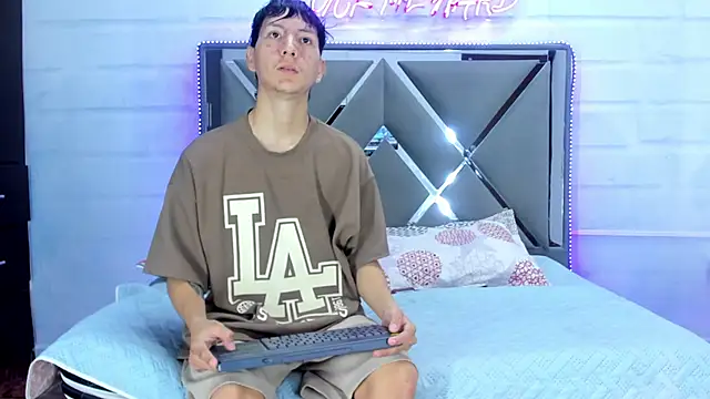 Snapshot of BunnyLove_ chatting on January 13, 12:05 am BunnyLove online show from January 13, 12:05 am