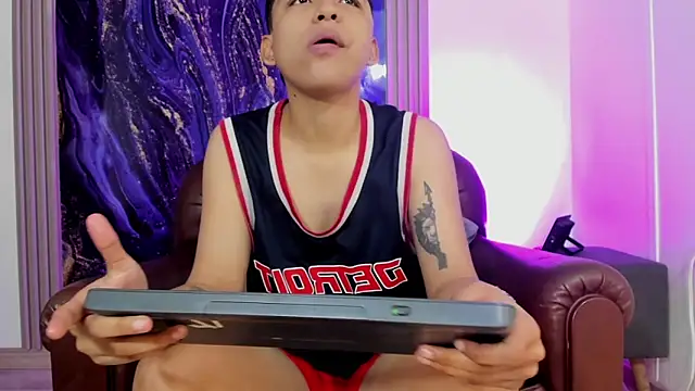 Snapshot of ale_clark chatting on January 16, 3:21 am ale clark online show from January 16, 3:21 am