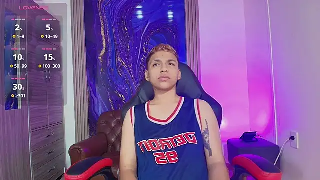 Snapshot of ale_clark chatting on February 3, 3:26 am ale clark online show from February 3, 3:26 am