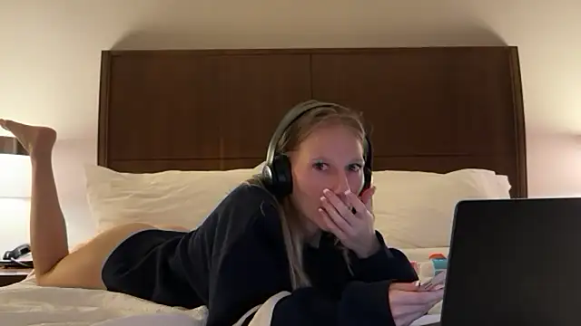 mysunidreamss online show from March 28, 2:11 am