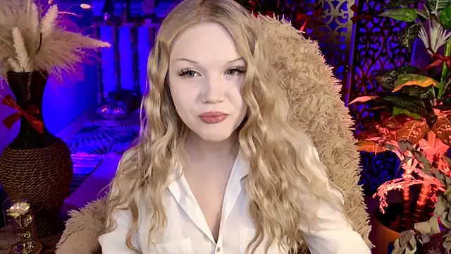 Snapshot of ChloeWhite chatting on February 12, 3:51 pm ChloeWhite online show from February 12, 3:51 pm