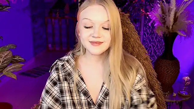 Snapshot of ChloeWhite chatting on March 12, 11:38 am ChloeWhite online show from March 12, 11:38 am