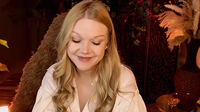 Snapshot of ChloeWhite chatting on March 22, 9:23 am ChloeWhite online show from March 22, 9:23 am