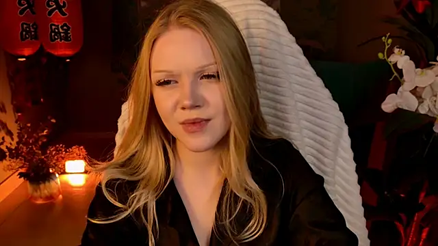 Snapshot of ChloeWhite chatting on April 3, 9:29 am ChloeWhite online show from April 3, 9:29 am