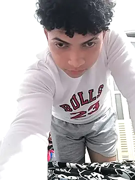 Snapshot of VersedChip chatting on February 9, 2:26 am VersedChip online show from February 9, 2:26 am