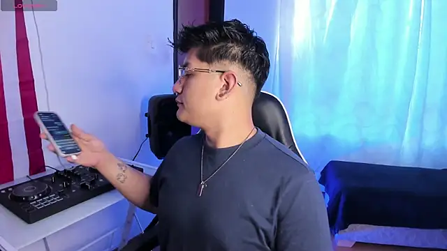 Theo Rowan online show from April 22, 11:34 am