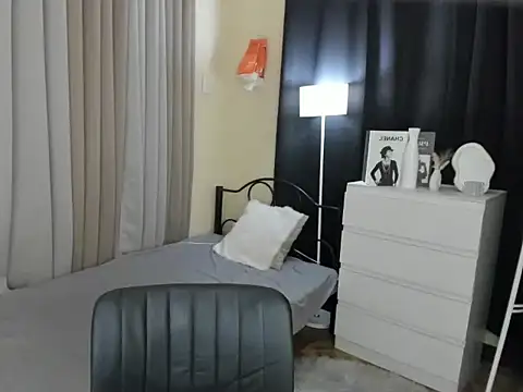 Snapshot of XxRhianxX chatting on January 18, 10:19 am XxRhianxX online show from January 18, 10:19 am