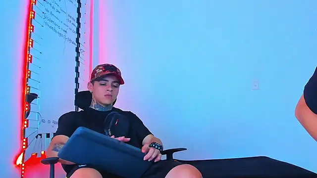 Thomas-Wil online show from February 7, 1:20 am