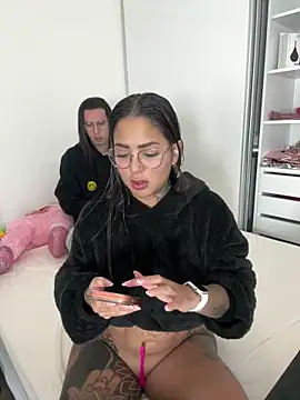 Snapshot of maferalvarexxx chatting on May 2, 11:32 pm maferalvarexxx online show from May 2, 11:32 pm