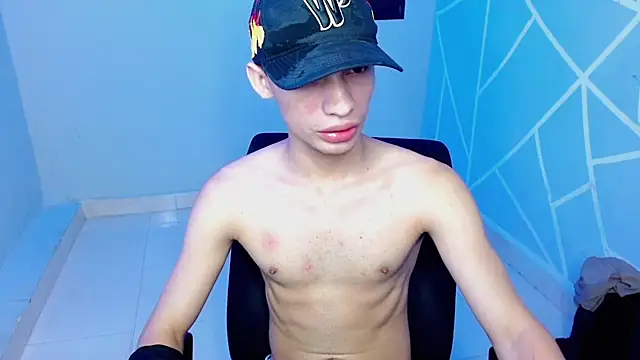 Snapshot of Axel_fox77 chatting on July 30, 11:59 pm Axel fox77 online show from July 30, 11:59 pm