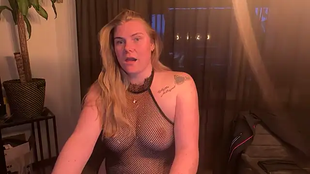 SexyBlondJoanna online show from March 29, 6:19 pm