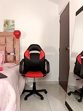 Curlystartt online show from February 4, 6:36 pm