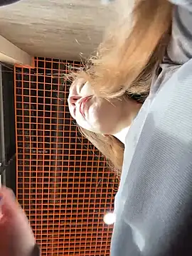 Snapshot of LeiaMood chatting on February 18, 6:53 am LeiaMood online show from February 18, 6:53 am