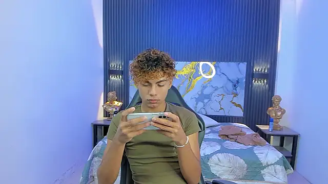 Snapshot of Anyelo_Twink chatting on March 21, 4:17 am Anyelo Twink online show from March 21, 4:17 am