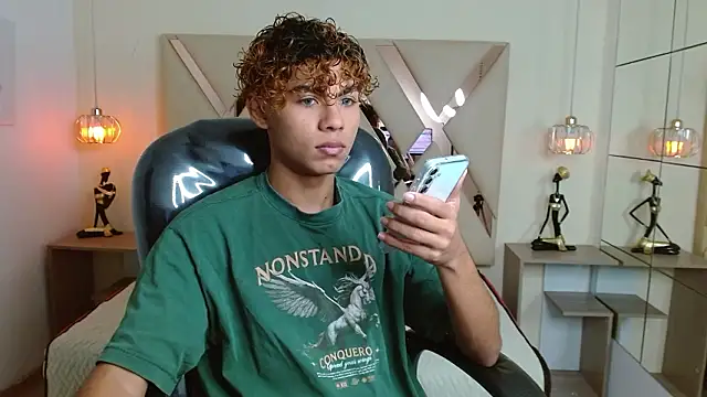 Snapshot of Anyelo_Twink chatting on March 25, 4:40 am Anyelo Twink online show from March 25, 4:40 am