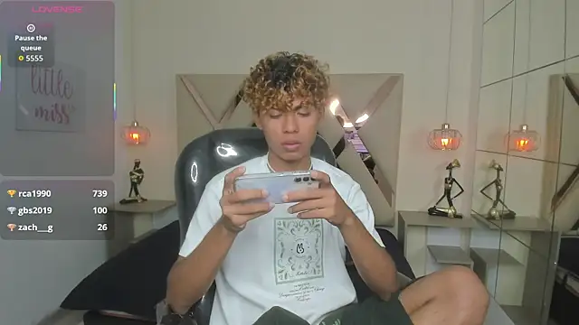 Snapshot of Anyelo_Twink chatting on April 9, 6:19 am Anyelo Twink online show from April 9, 6:19 am