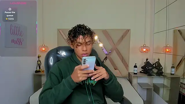 Snapshot of Anyelo_Twink chatting on April 17, 4:59 am Anyelo Twink online show from April 17, 4:59 am