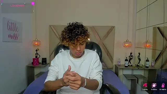 Snapshot of Anyelo_Twink chatting on June 10, 3:39 am Anyelo Twink online show from June 10, 3:39 am