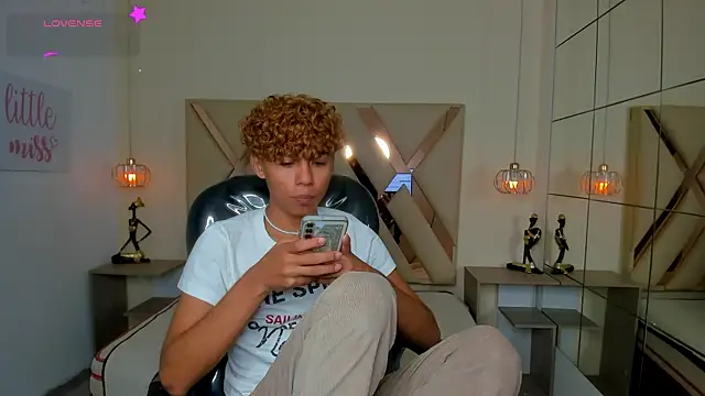 Snapshot of Anyelo_Twink chatting on July 10, 4:06 am Anyelo Twink online show from July 10, 4:06 am
