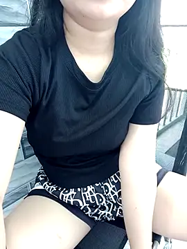 Snapshot of EnzxMoon02 chatting on March 11, 5:35 am EnzxMoon02 online show from March 11, 5:35 am