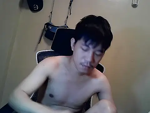 Snapshot of asian_guy67 chatting on April 18, 12:36 am asian guy67 online show from April 18, 12:36 am