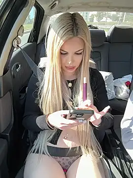 Snapshot of AlyssaFoxx_ chatting on March 1, 12:29 pm AlyssaFoxx online show from March 1, 12:29 pm