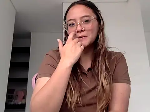 LOLA R  online show from February 2, 6:28 pm