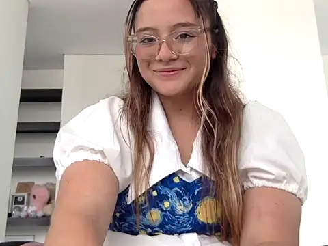 LOLA R  online show from February 3, 7:41 pm