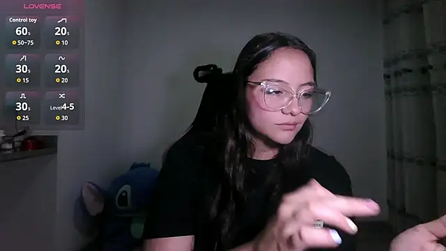 Snapshot of LOLA_R_ chatting on May 9, 2:06 am LOLA R online show from May 9, 2:06 am