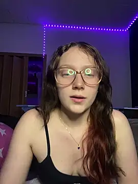 Snapshot of YoungLisaa18 chatting on February 11, 7:52 pm YoungLisaa18 online show from February 11, 7:52 pm