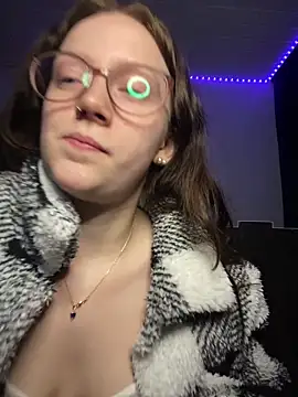 Snapshot of YoungLisaa18 chatting on February 19, 7:43 pm YoungLisaa18 online show from February 19, 7:43 pm