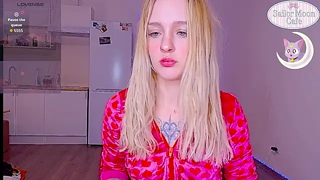 sailormoon666  online show from March 26, 3:23 am